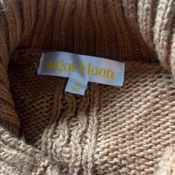 Cropped Cable Knit Toggle Hoodie – Cottagecore Fall Staple - Picture 4 of 7